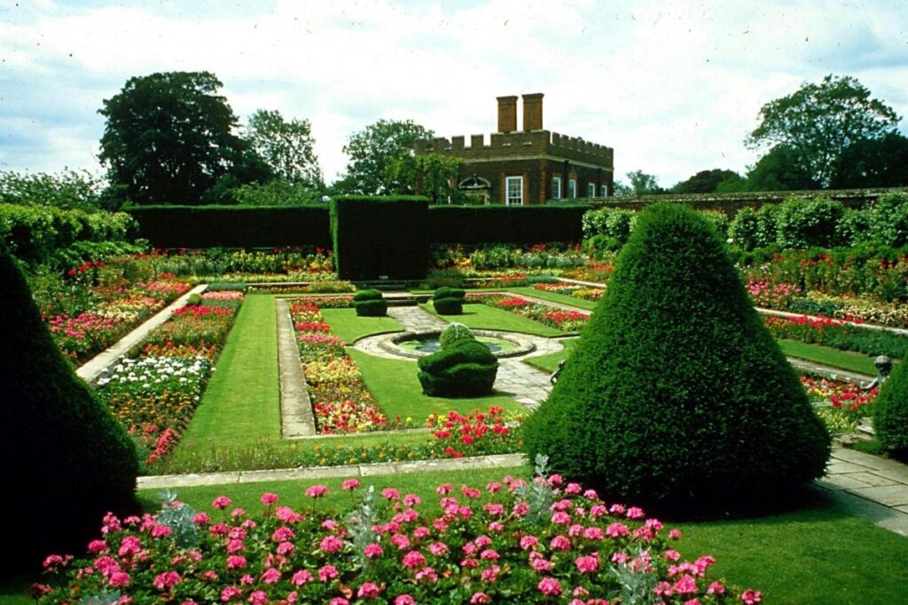 HAMPTON COURT PALACE GARDENS