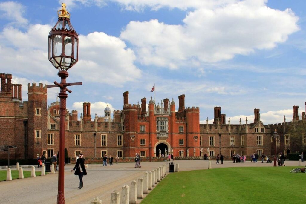 HAMPTON COURT PALACE OPENING TIMES