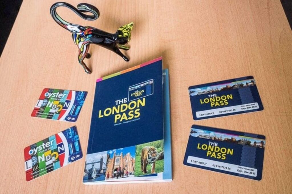 THE LONDON PASS AND THE OYSTER CARD