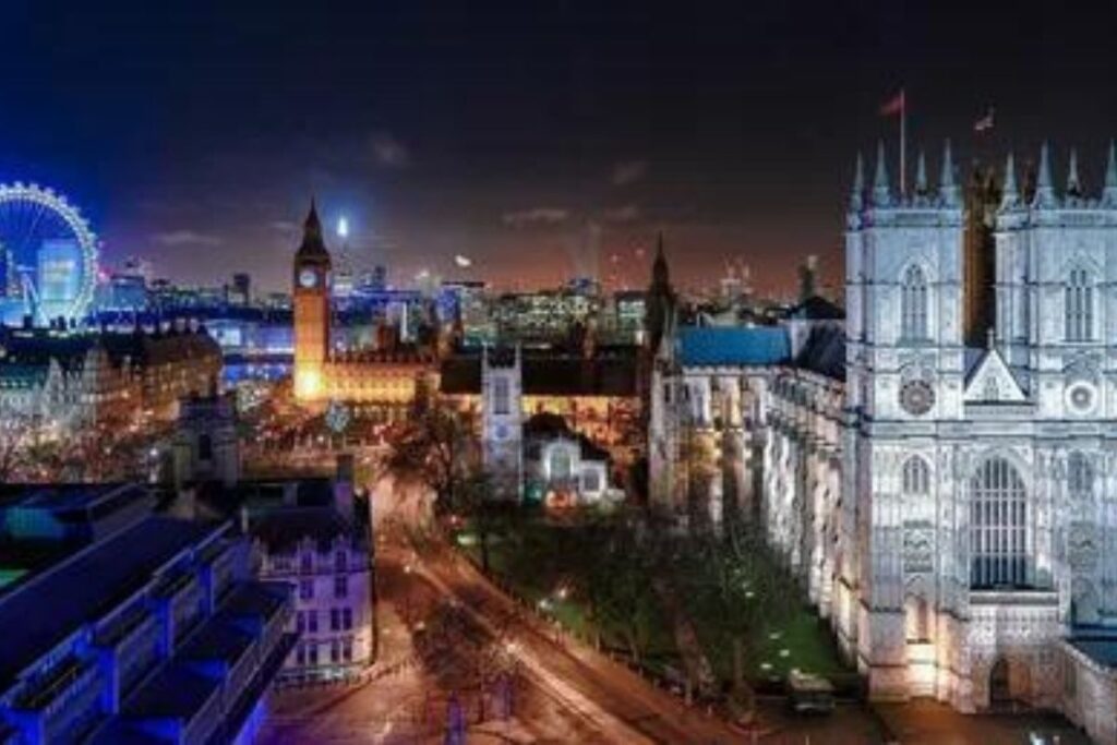 ENJOY A NIGHT-TIME VIEW OVER LONDON