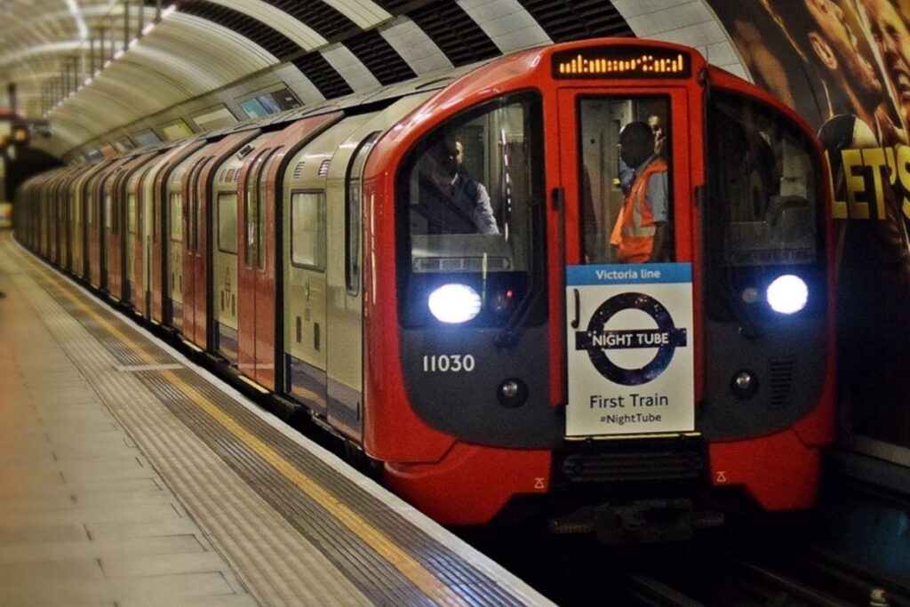 HOW DOES THE TUBE WORK IN LONDON