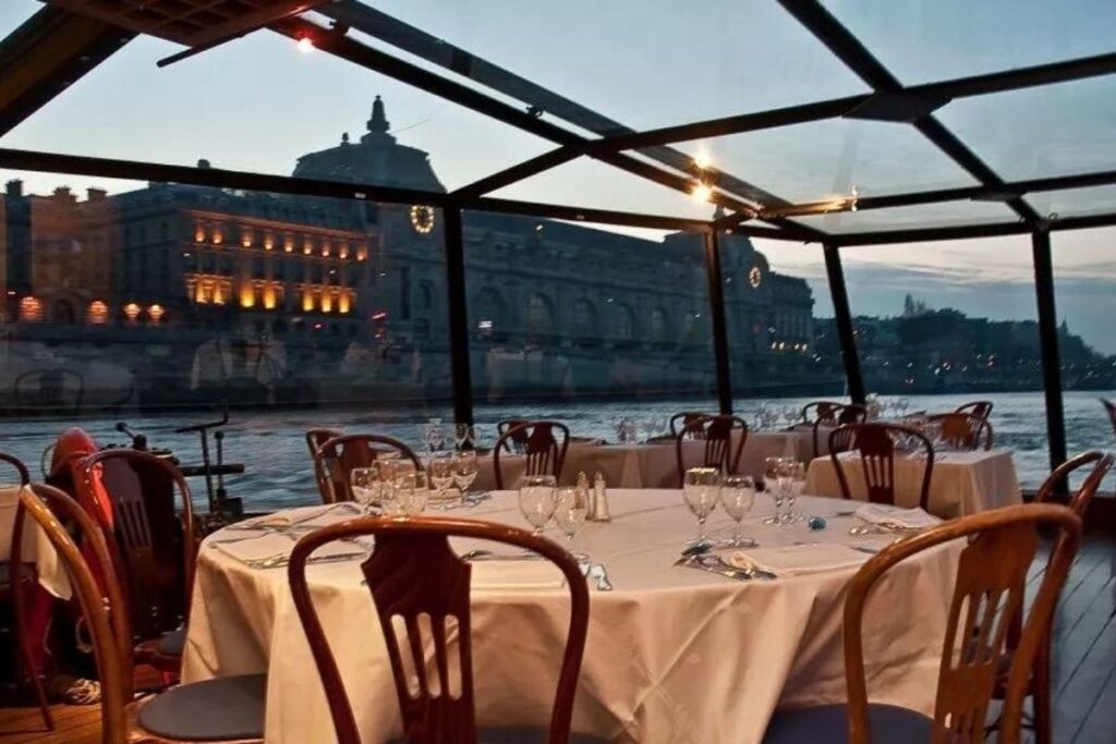 RIVER THAMES DINNER CRUISE WITH 4-COURSE MEAL