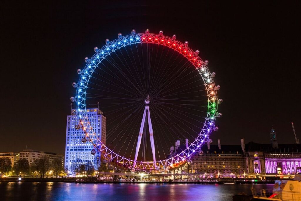 TAKE A NIGHT WALKING TOUR OF LONDON